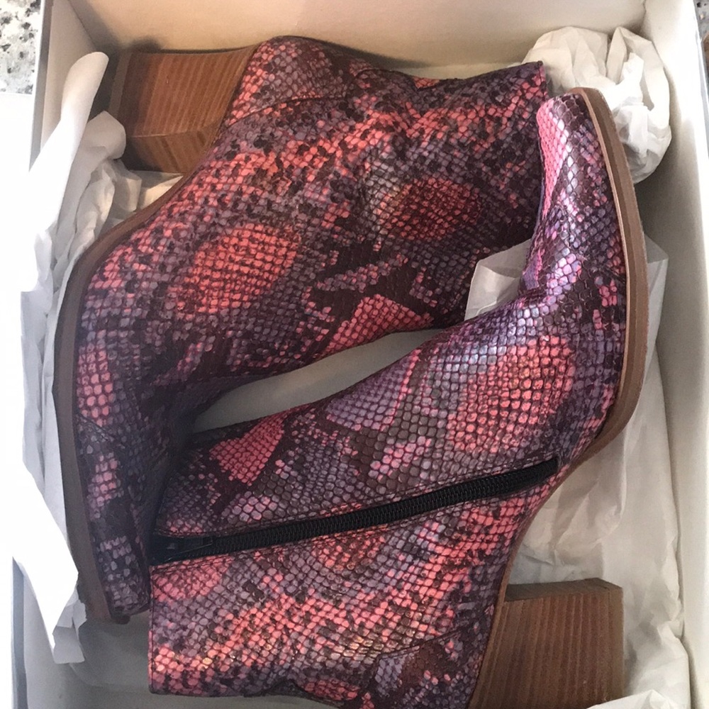 NINE WEST || snake print python leather boots